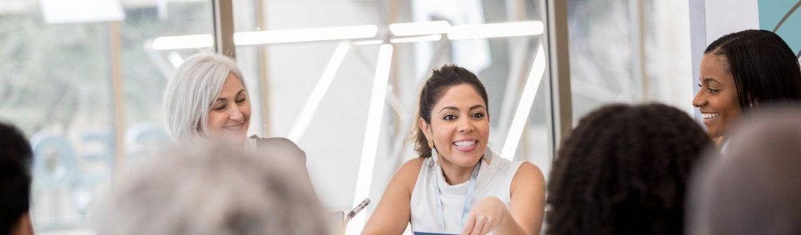 Personnes en réunion