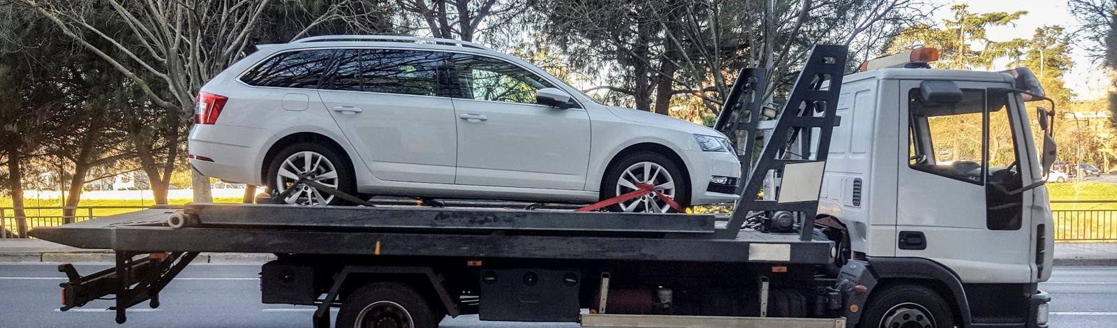 Une voiture sur une dépanneuse