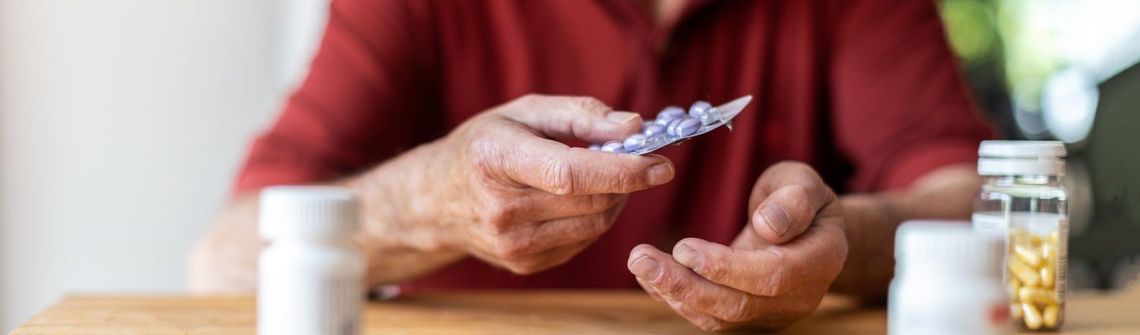 Une personne âgée qui prend ses médicaments
