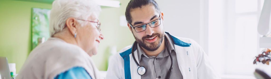 Médecin et patient regardant un écran
