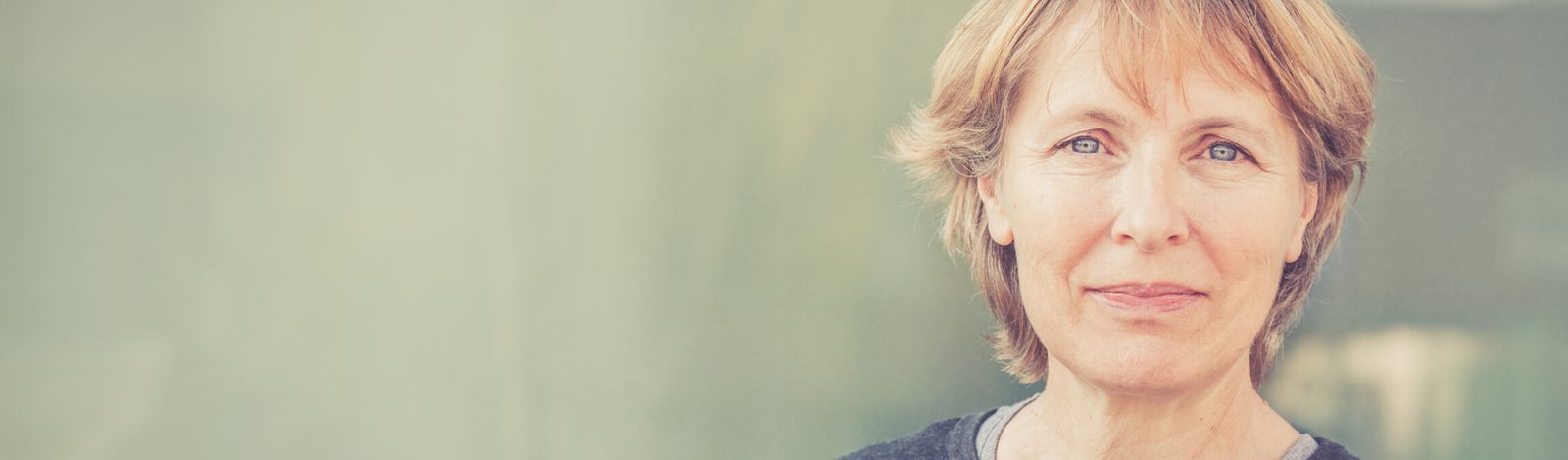 Une femme avec un arrière-plan flou