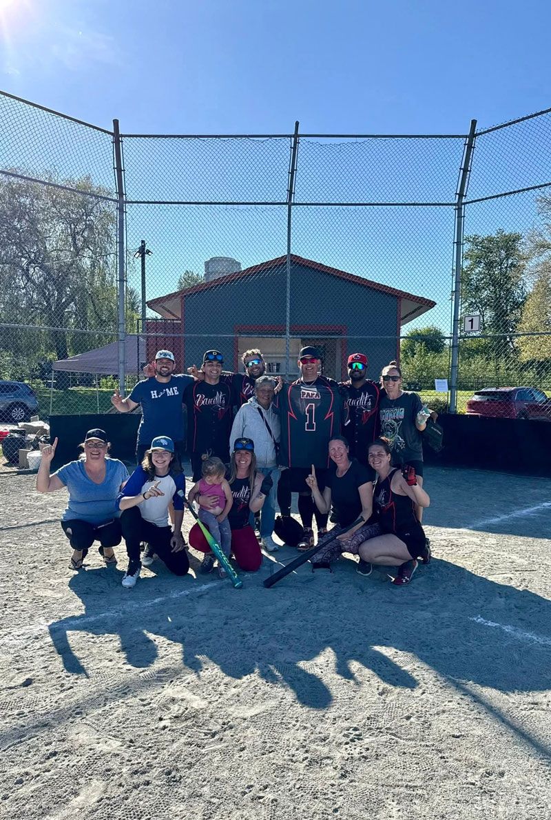 Une photo de famille sur un terrain de baseball.