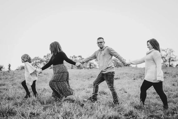 Cody et sa famille sur une photo en noir et blanc