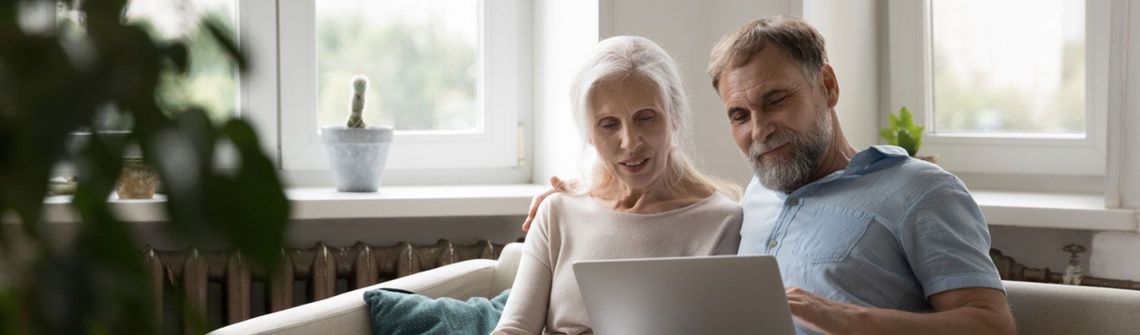 Un homme et une femme regardant un ordinateur portable
