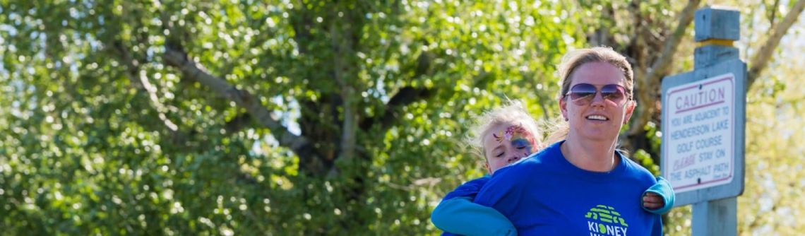 Une femme pose à côté d'un panneau