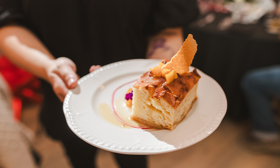 Une photo d'un gâteau sur une assiette.