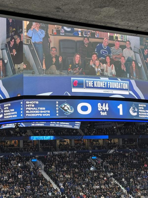 Une photo de groupe des donneurs de rein dans le jumbo tron