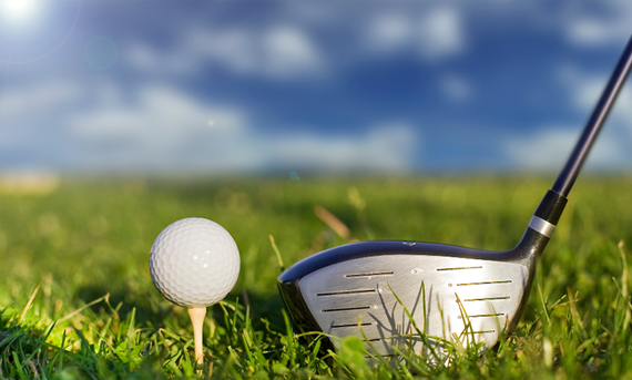 Un club de golf et une balle de golf