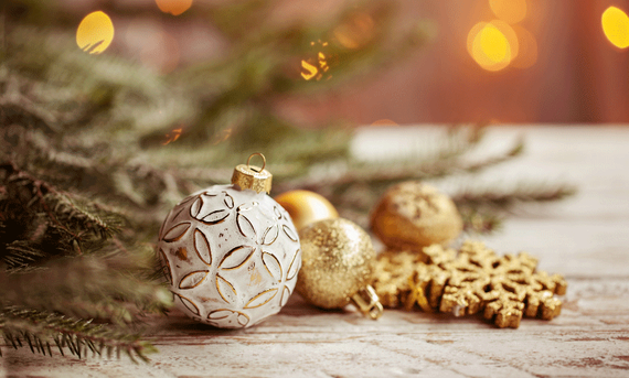 Une photo en gros plan d'une décoration de Noël