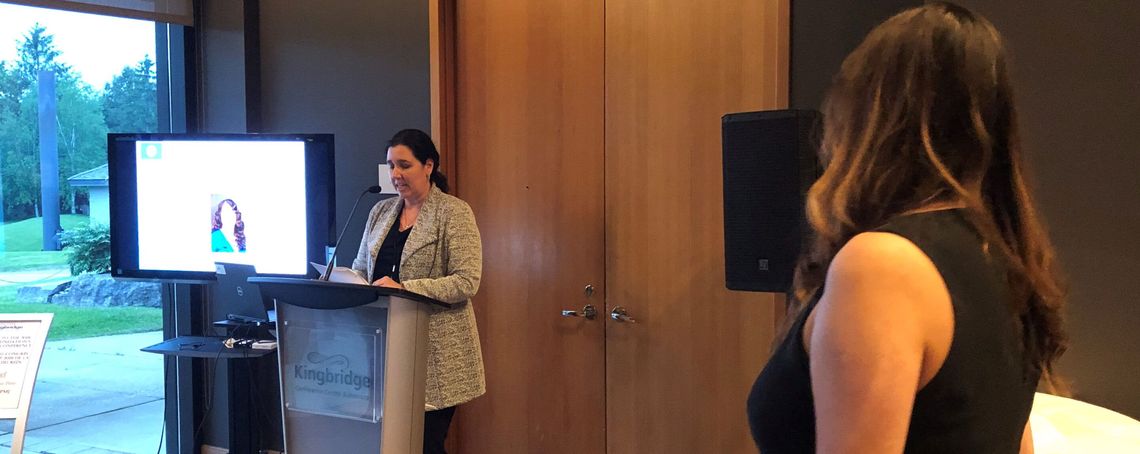 Une femme faisant une présentation avec la vue arrière d'une autre femme