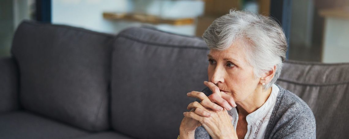 Une femme âgée assise sur un canapé