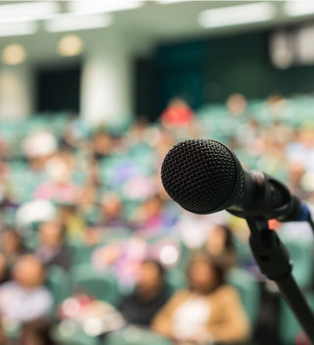 Photo en gros plan d'un microphone avec un arrière-plan flou