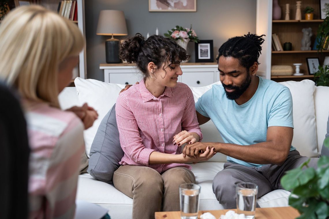 Un homme et une femme se tenant par la main