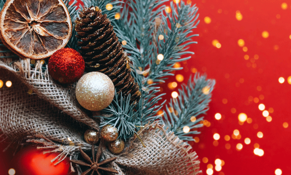 Décorations de Noël sur un fond rouge