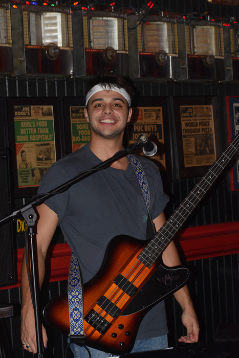 Photo de Riley avec sa basse.