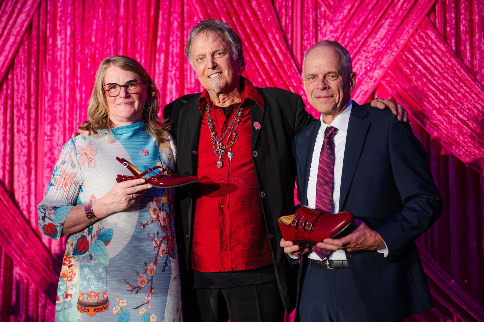 John Fluevog avec sa donneuse de rein vivante et son mari, tenant des chaussures d'édition spéciale