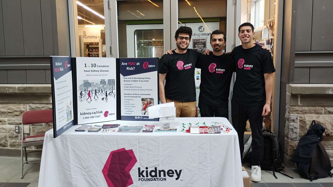 Jeunes hommes bénévoles lors d'une exposition de sensibilisation aux maladies rénales