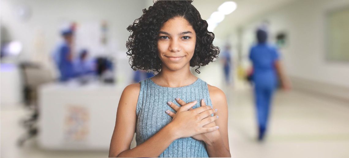 Une femme la main sur le cœur