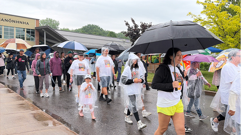 Un groupe de personne participant à la marche du rein de Kahnawake, sous la pluie