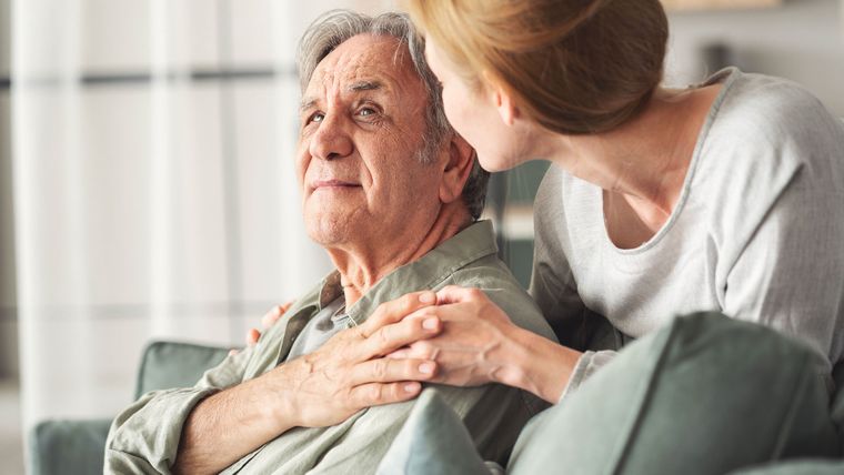 Une fille adulte qui réconforte son père.