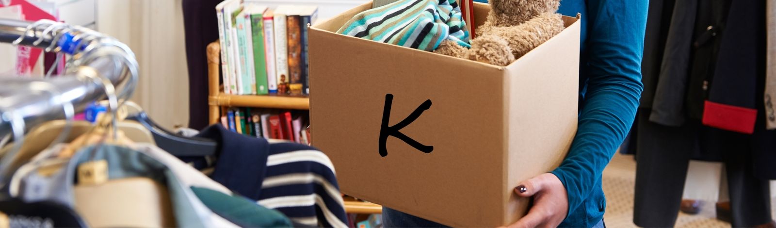 Une personne tenant une boîte